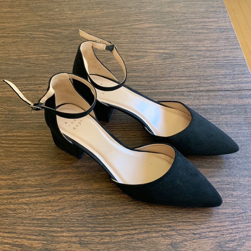 Pointed toe chunky 2” heels